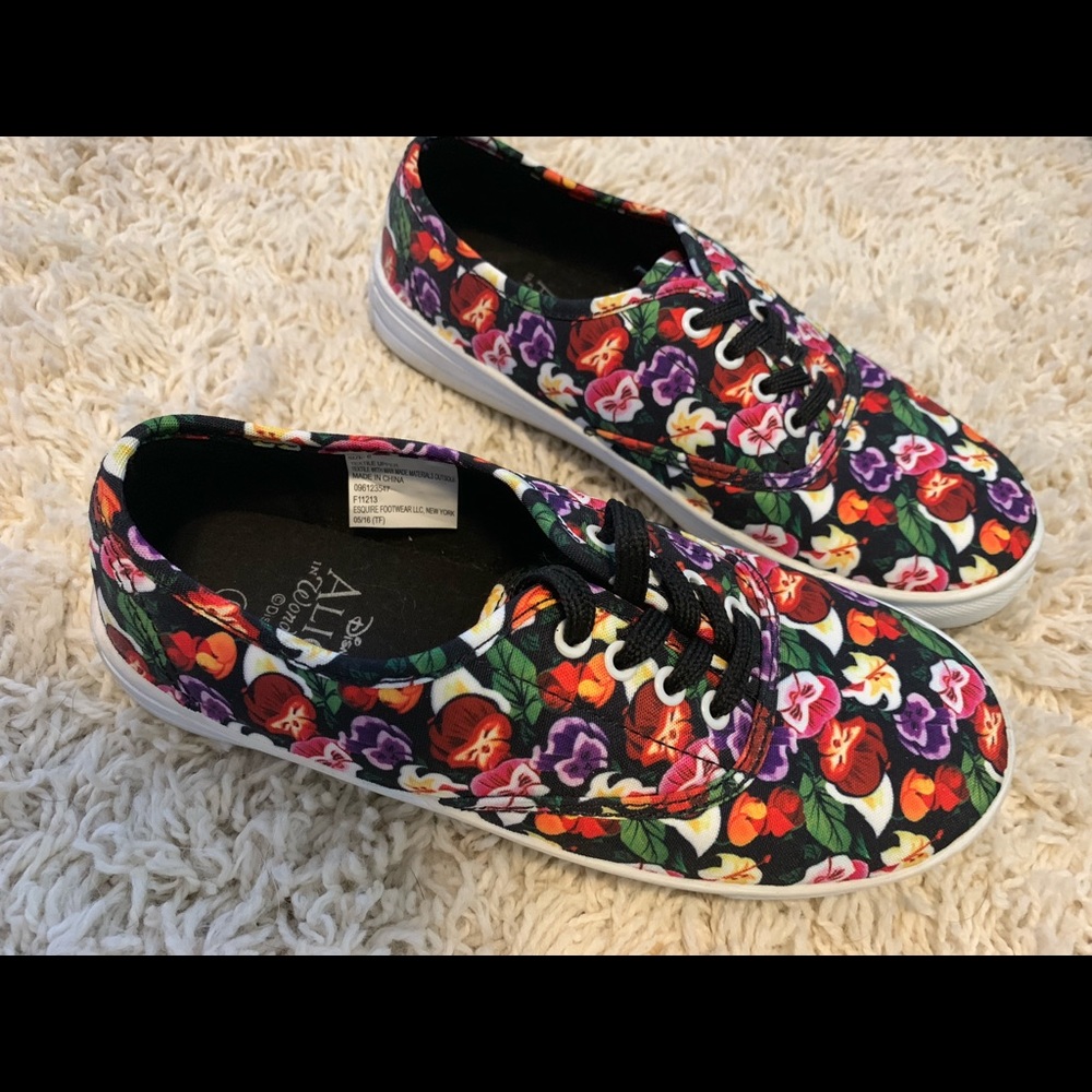 Alice in wonderland skate shoes
